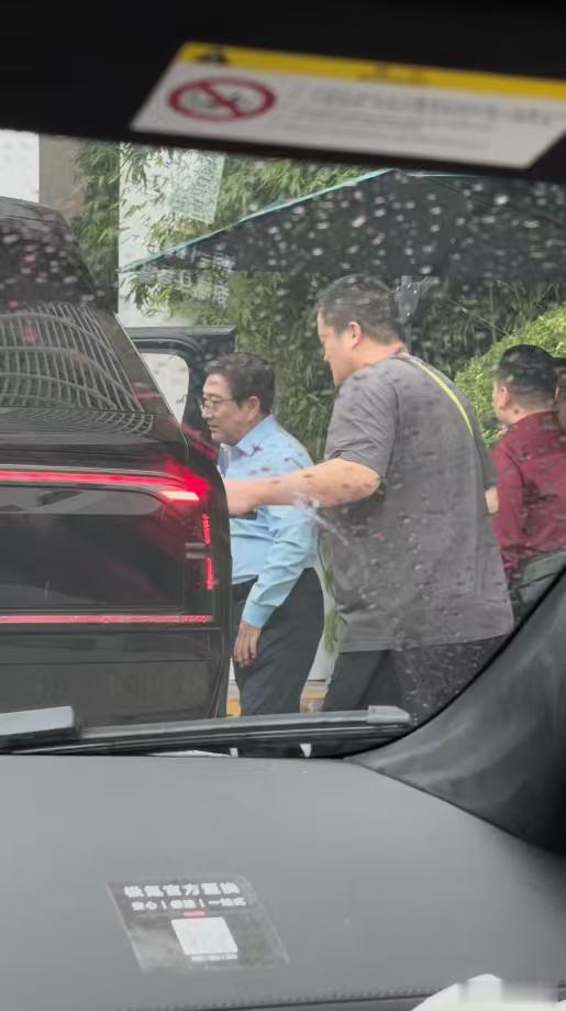 水均益北京排队充电被一眼认出刷到水均益充电视频直接被圈粉，开极氪9X排队被路人认