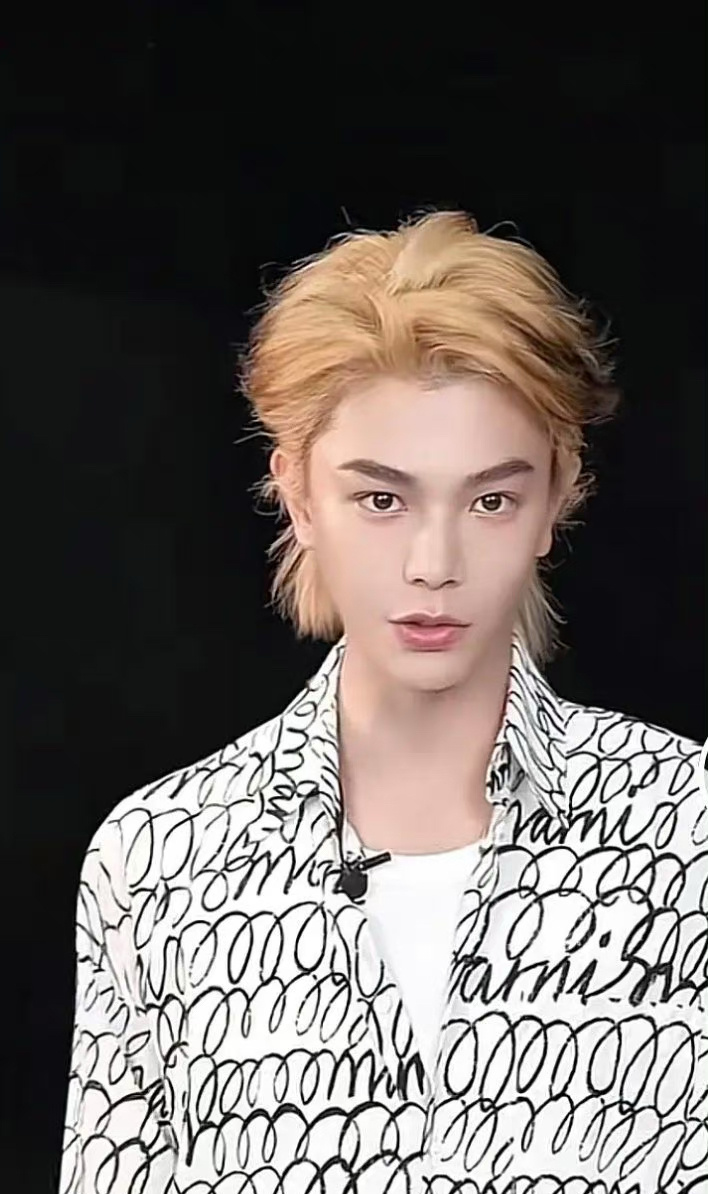 丁禹兮这是在cos鹿晗吗？太有那种感觉了 ​​​