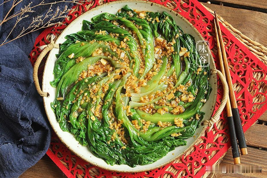 三步骤轻松做出餐桌上的绿色佳肴——蒜蓉蚝油生菜

亲爱的朋友们，你们有没有过这样