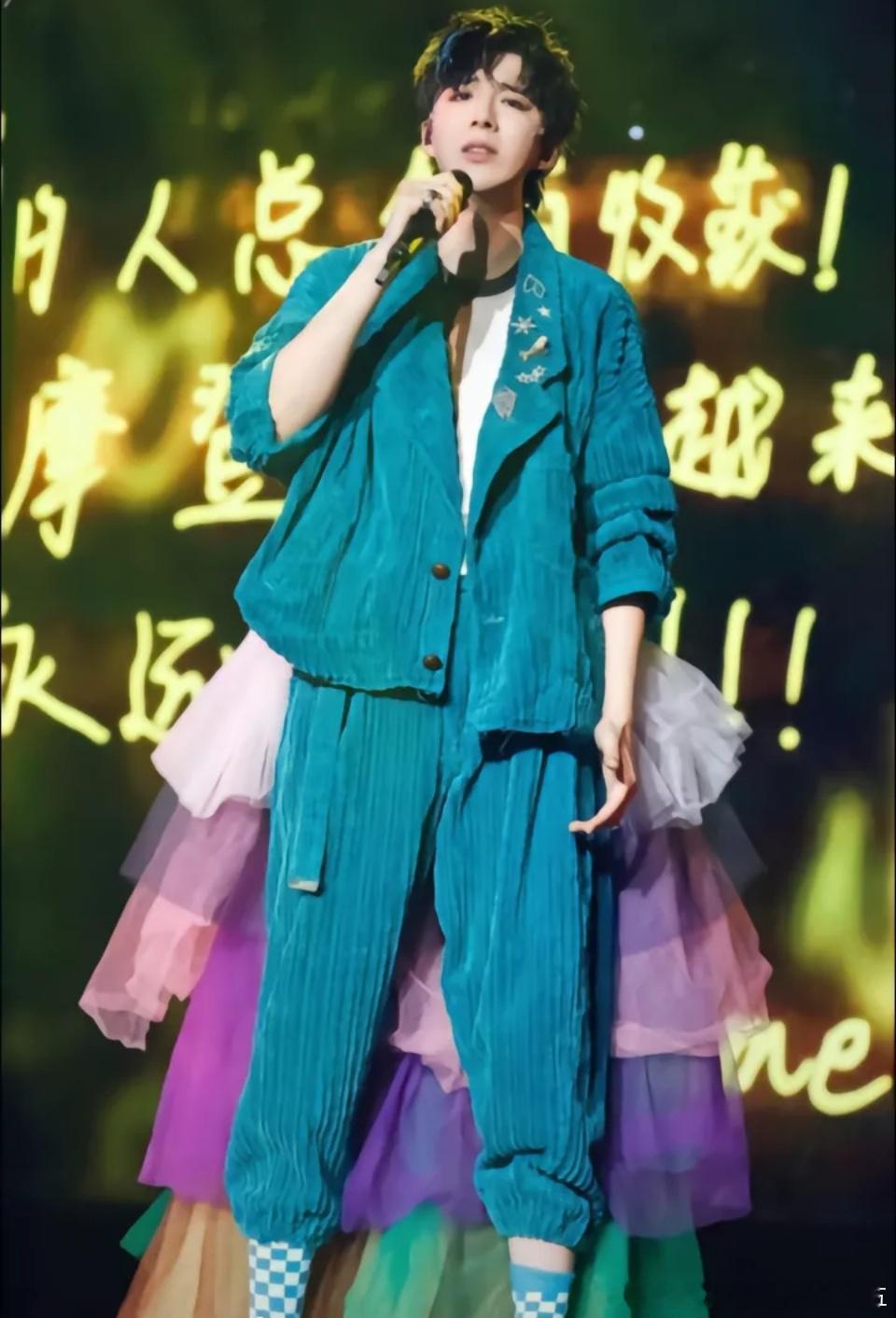 你有你的玫瑰花，我有我的幸运草，不是很香，但是很幸运。晚安！摩登兄弟公益行 刘宇