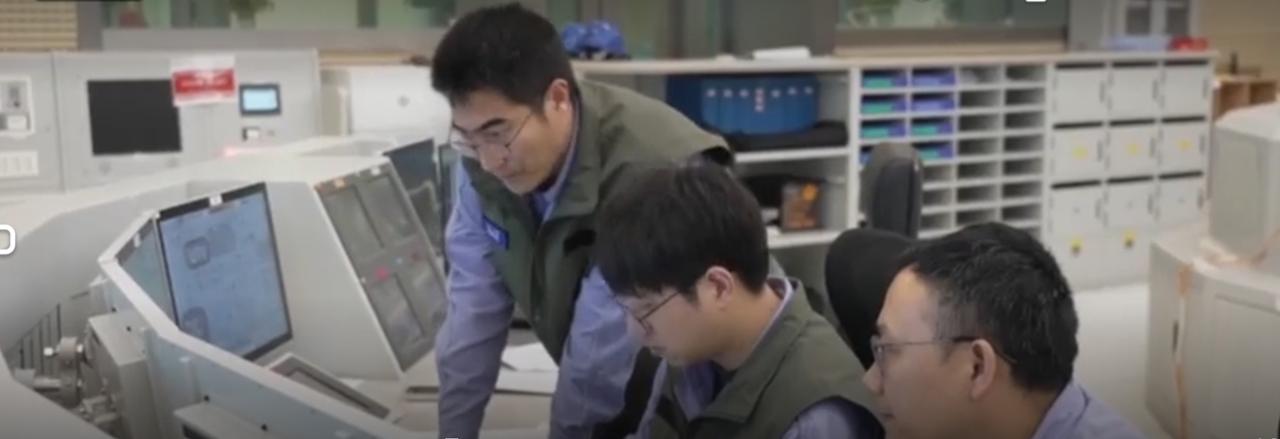 新春之际，中国科技领域捷报频传。“华龙一号”批量化建设加速推进，主控室内技术人员