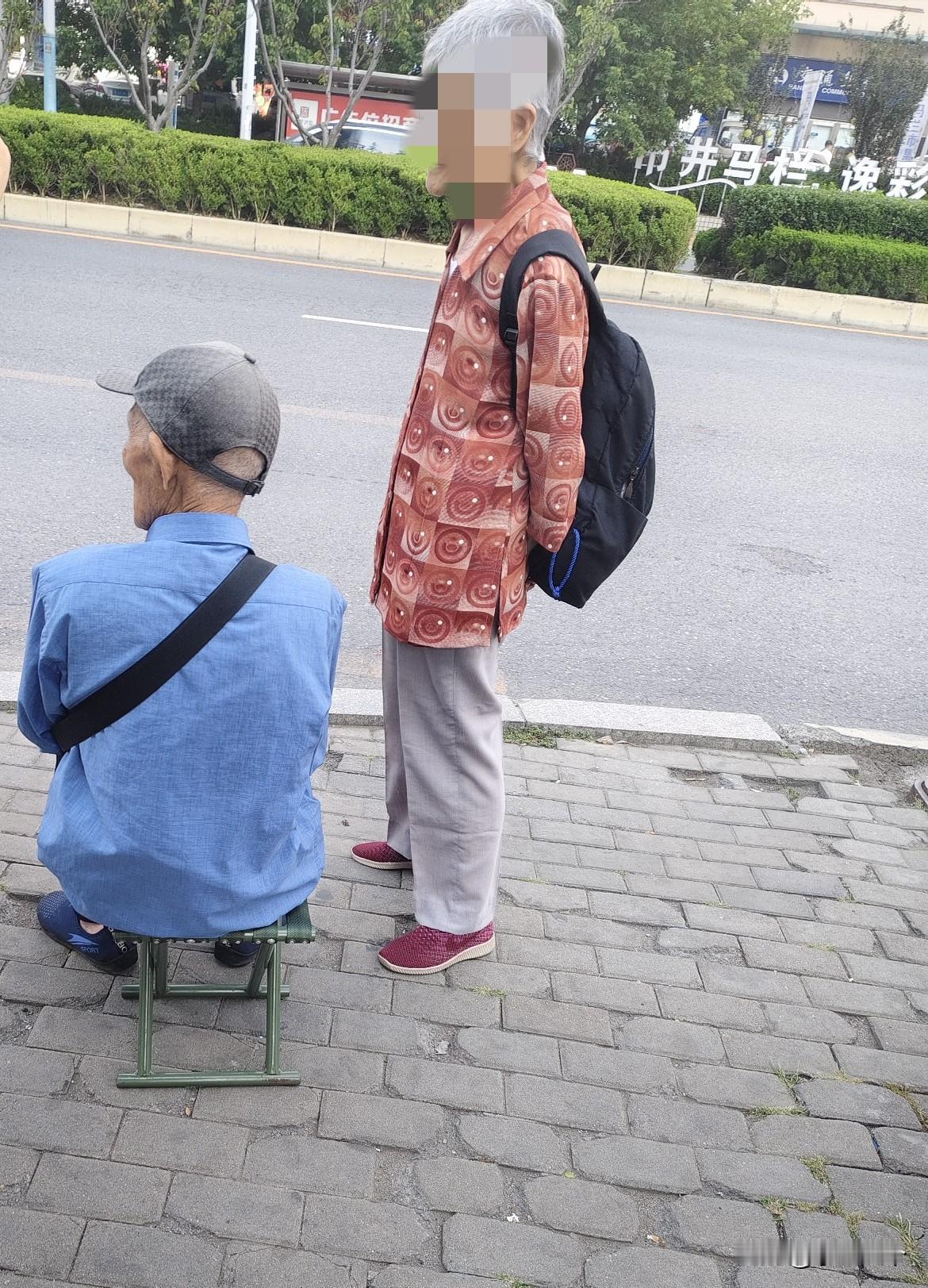 公交站看到两个老人一看就岁数挺大的，听旁边人问他们，这么大岁数自己去哪，说是去医