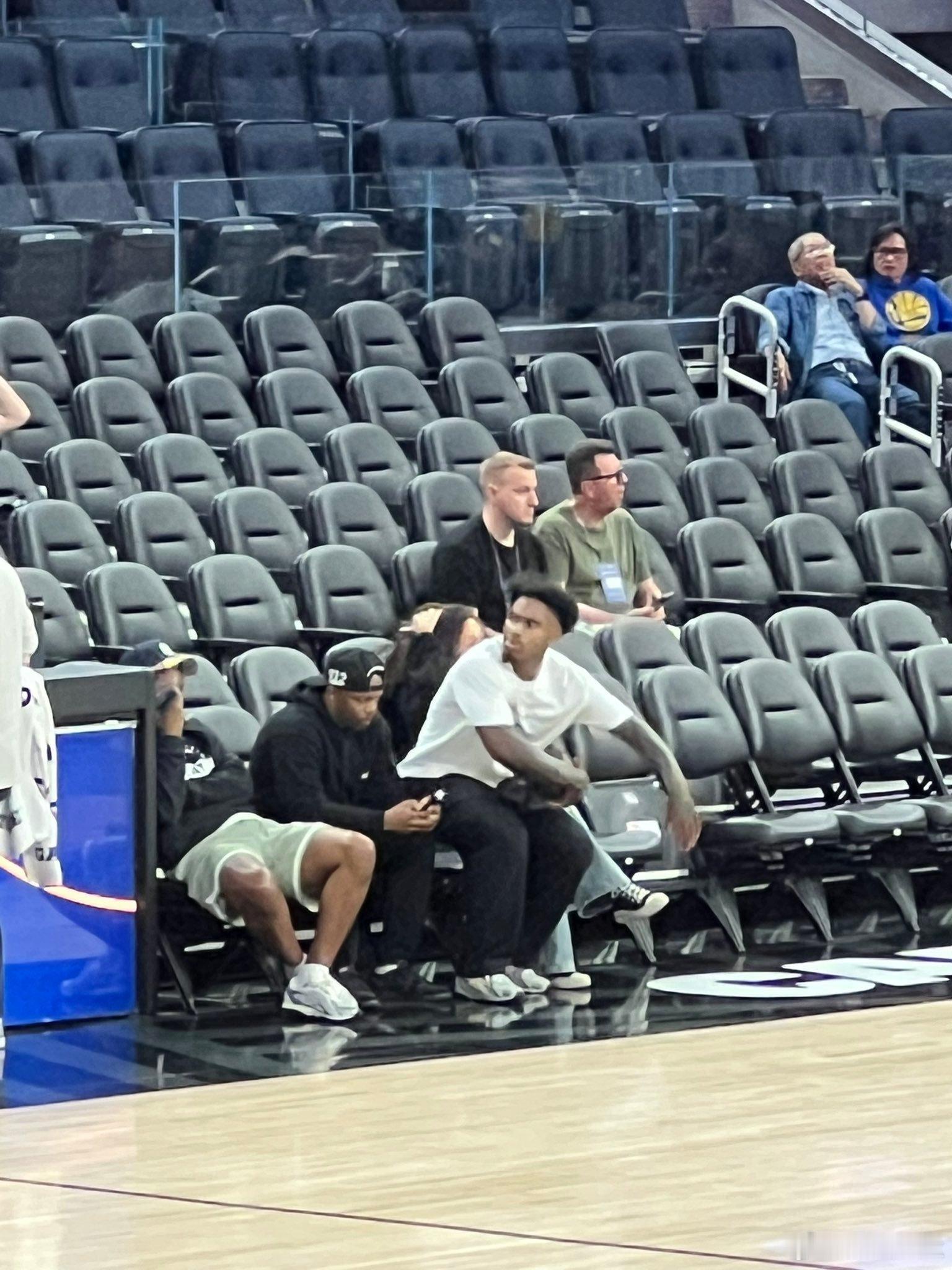 小米切尔在夏季联赛现场！热火vs马刺nba交易