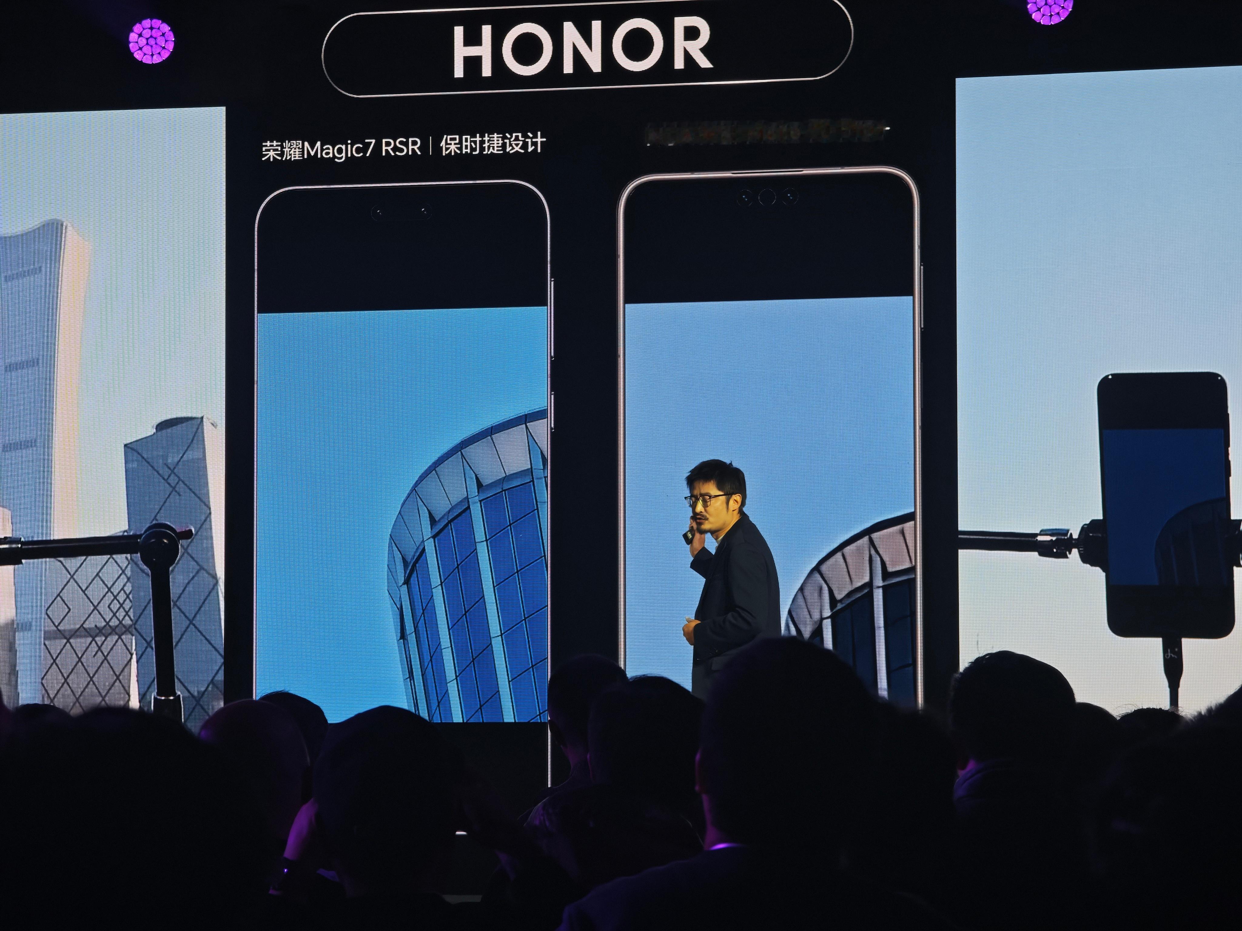 荣耀发布会现场，直接拿华为 Mate 70 Pro +对比“我们直接碾压友商”现