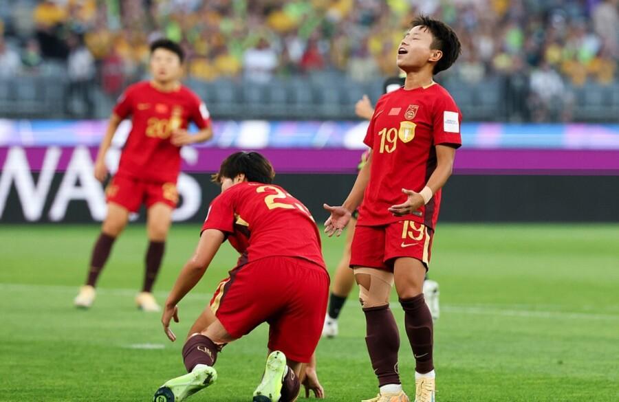 北京时间3月17日晚，中国女足在亚洲杯半决赛1-2憾负澳大利亚，无缘决赛，卫冕失