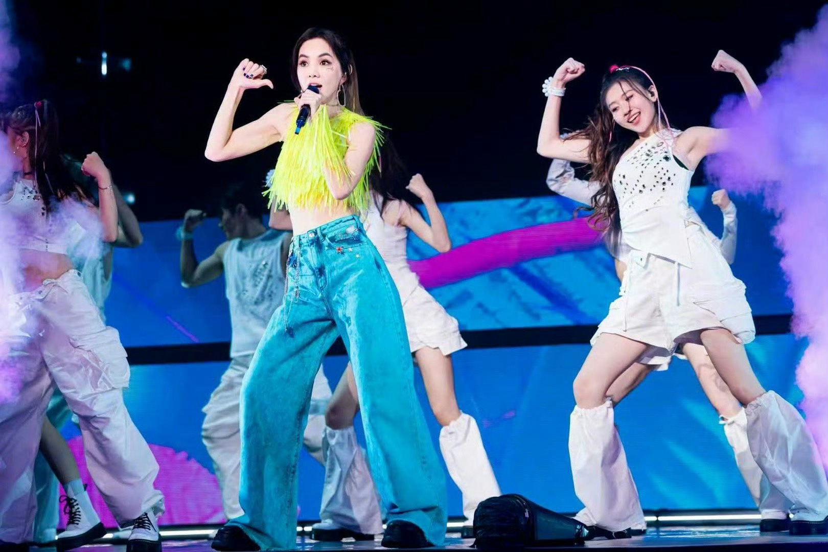 Ella肉眼可见的气血充足感看Ella的舞台太有感染力！能量值直接满格，声线稳如