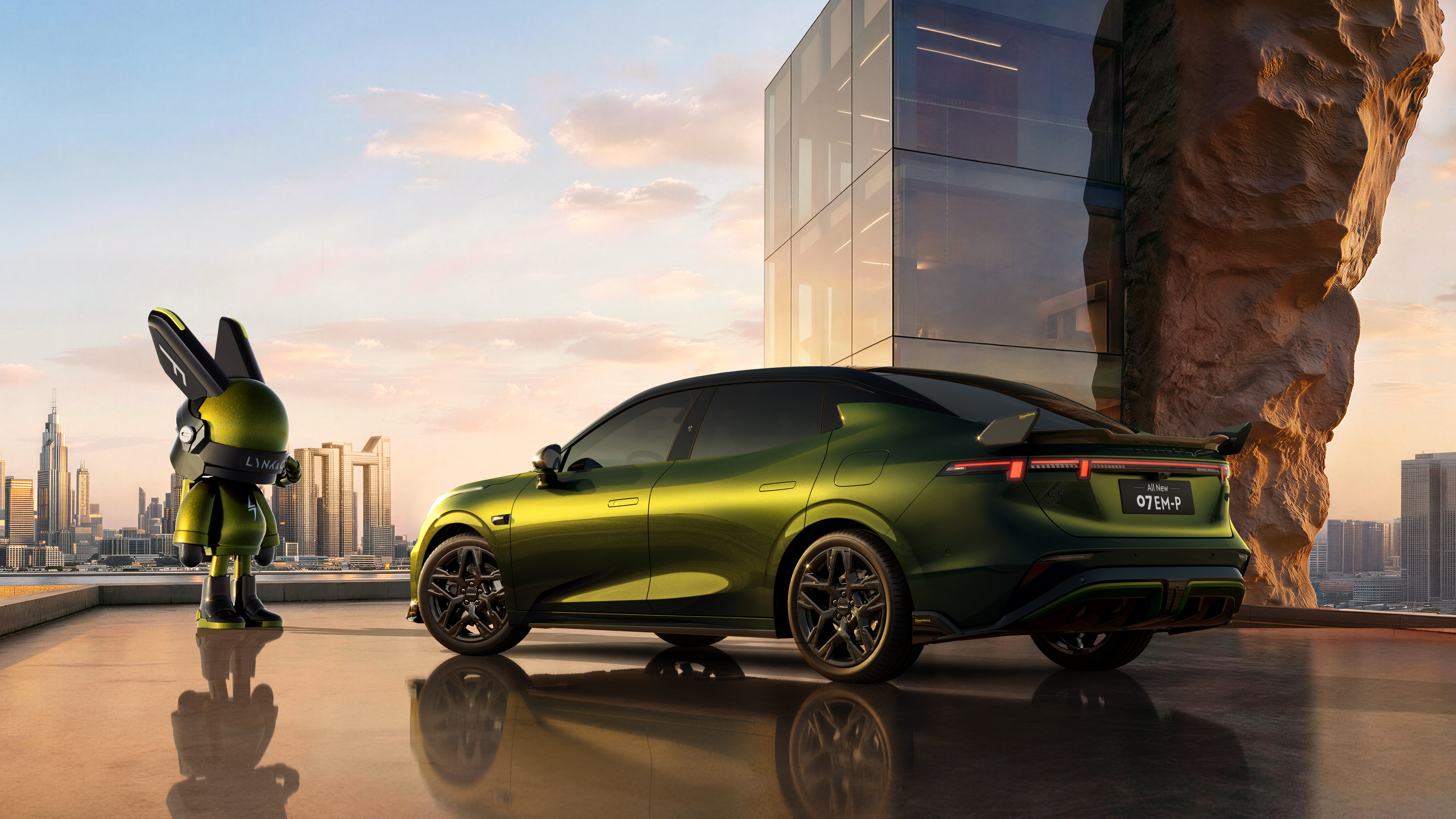 全新领克07 EM-P推出碳纤维尾翼版，新增鎏光金车色与赛道化座舱设计。同时宣布