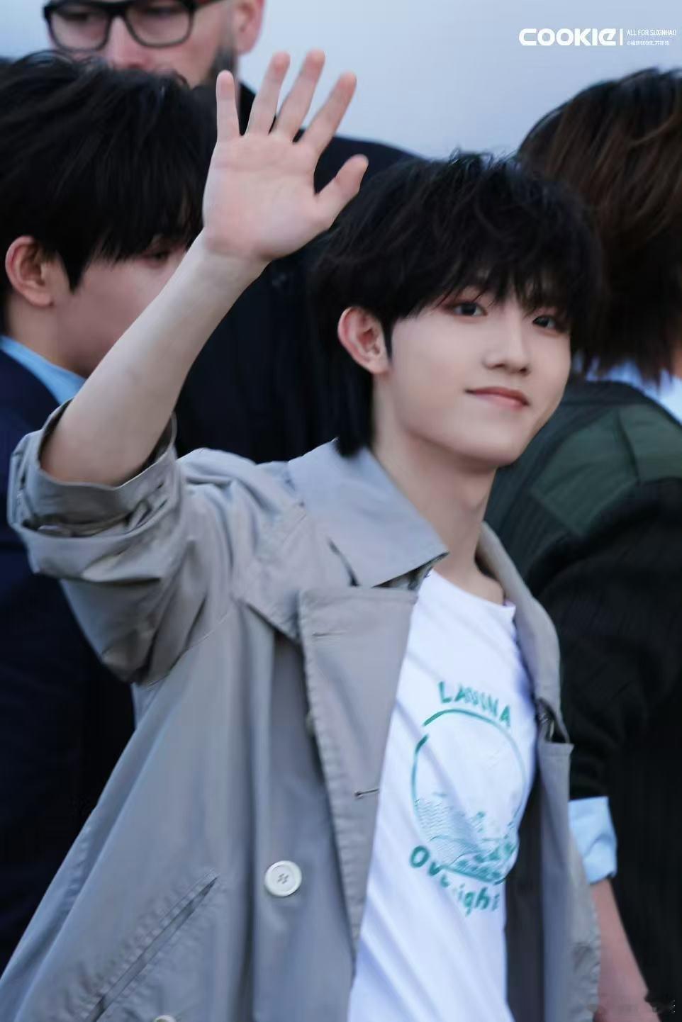 嘉人单发苏新皓嘉人全平台单发！苏新皓米兰首穿Prada未售新款，定制钻石镯闪耀全