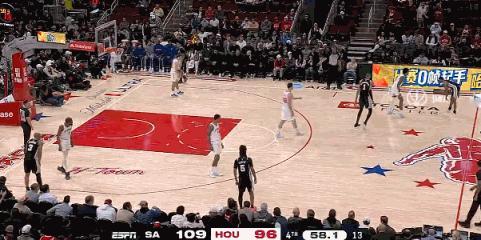 束手无策……
申京被文班直接打到心态崩溃了
申京进攻端被文班亚马各种抢断、盖帽，