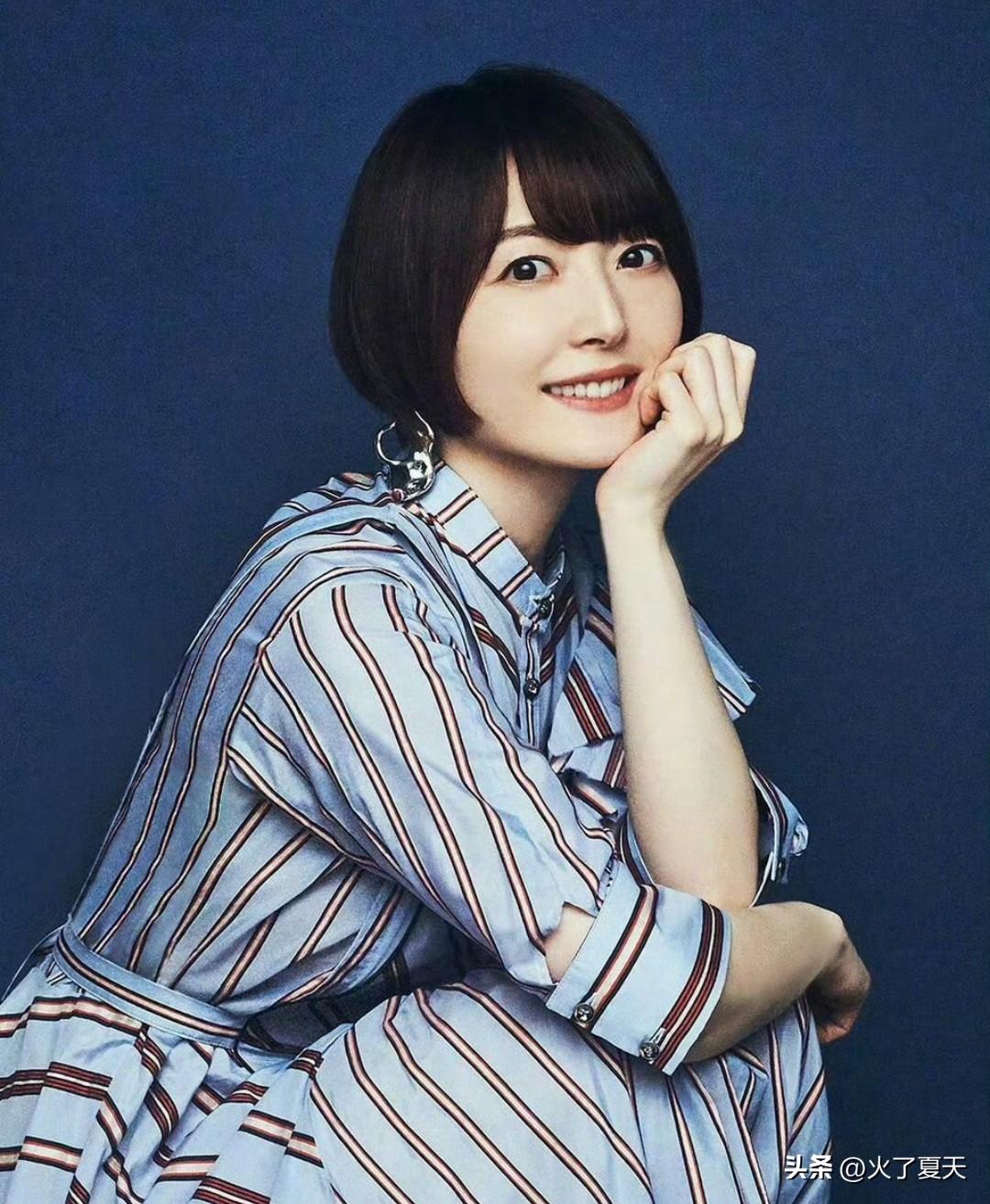 我的天！声优花泽香菜和同为声优的小野贤章官宣离婚了！！！

两人于 2020 年