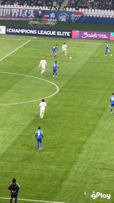 应该是昨天上半场最有威胁的一次机会，来自吴曦的左脚长传。上海申花vs町田泽维亚上