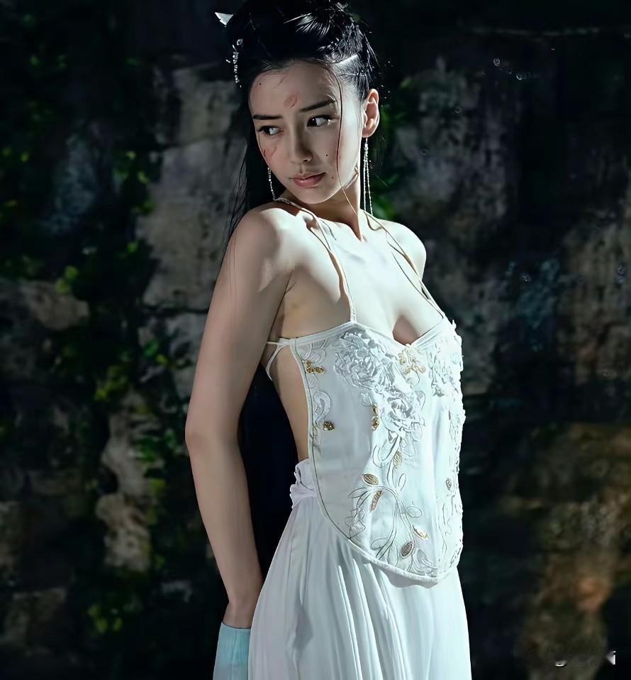 杨颖与黄晓明分开后，资源下滑态势十分显著。往昔，她堪称时尚圈的娇宠，各大顶级奢侈