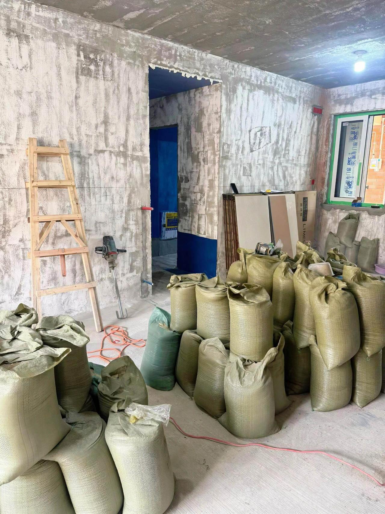 经常有小伙伴想看防水的处理，
今天恰好遇到嘉裕第六洲这边工地做防水，
也简单拍了