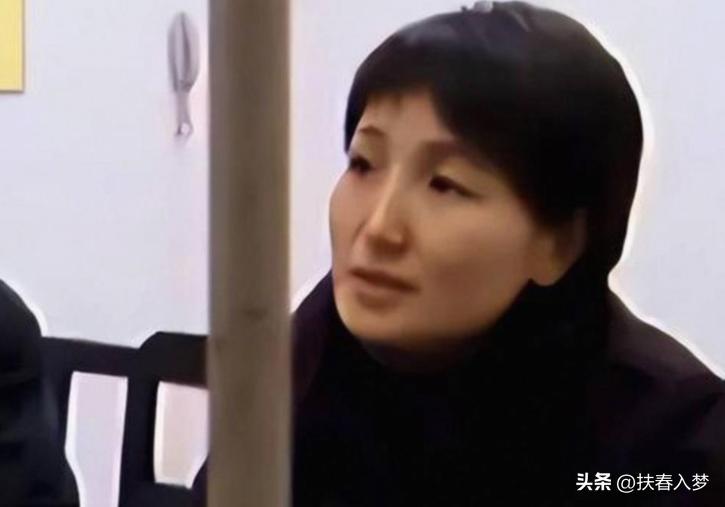 一夜之间查不到任何信息了，就连她老公是谁、孩子在哪上班，网上都干干净净。退休就退