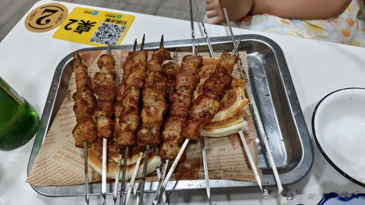 昨晚饭时分，小孙子闹着不想在家吃饭，点名要爷爷带他出去青岛城阳宅子头吃烧烤。老公