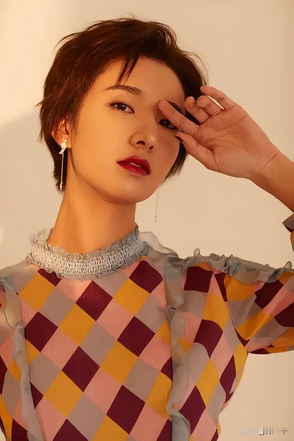 原来《醒来》中演小姨娘的许芳铱已经结婚，老公是同门师兄，养育一对龙凤胎，家庭幸福