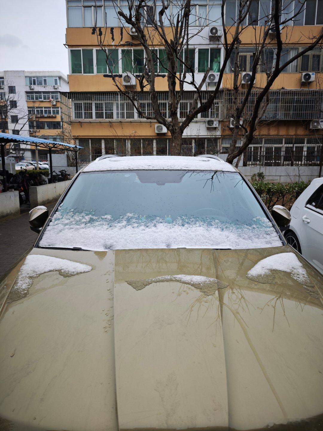 北京夜里偷偷来了一场雪，温度有点高化的差不多了