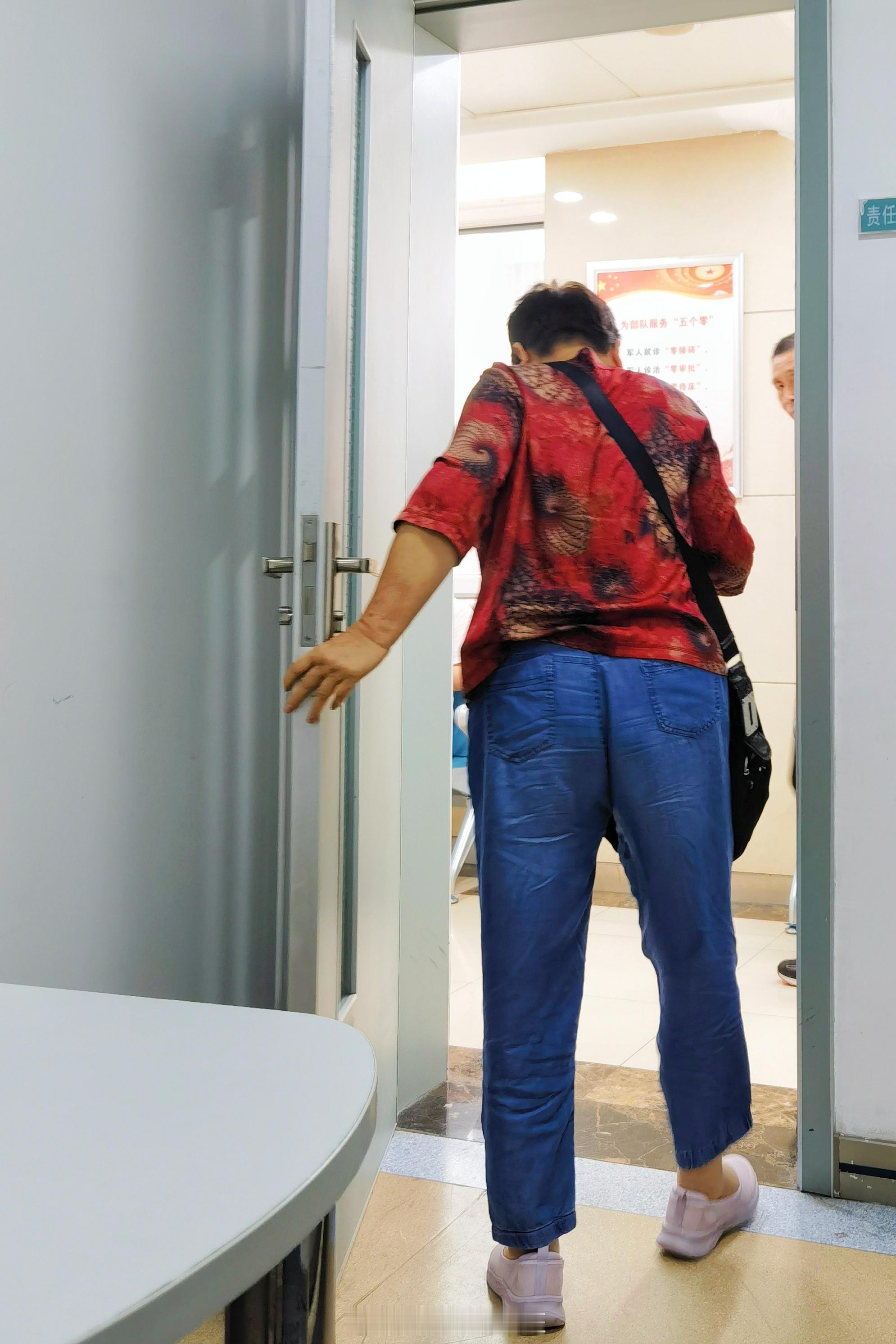 上周看门诊，有一需要住院换膝关节的阿姨和家人，我说我下周休假一周，可以下周找我同