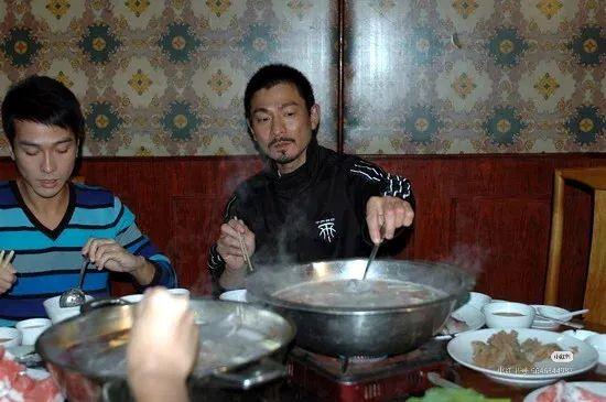 刘德华这事儿，说白了就是明明满汉全席摆面前，他偏要端起那碗白粥。
当年他拍《天若