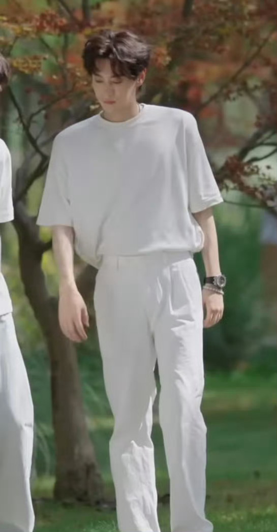 1～2是粉丝夸宽肩，而且直角肩但我搜到的却是3～4，小溜圆肩所以→_→这个怎么解