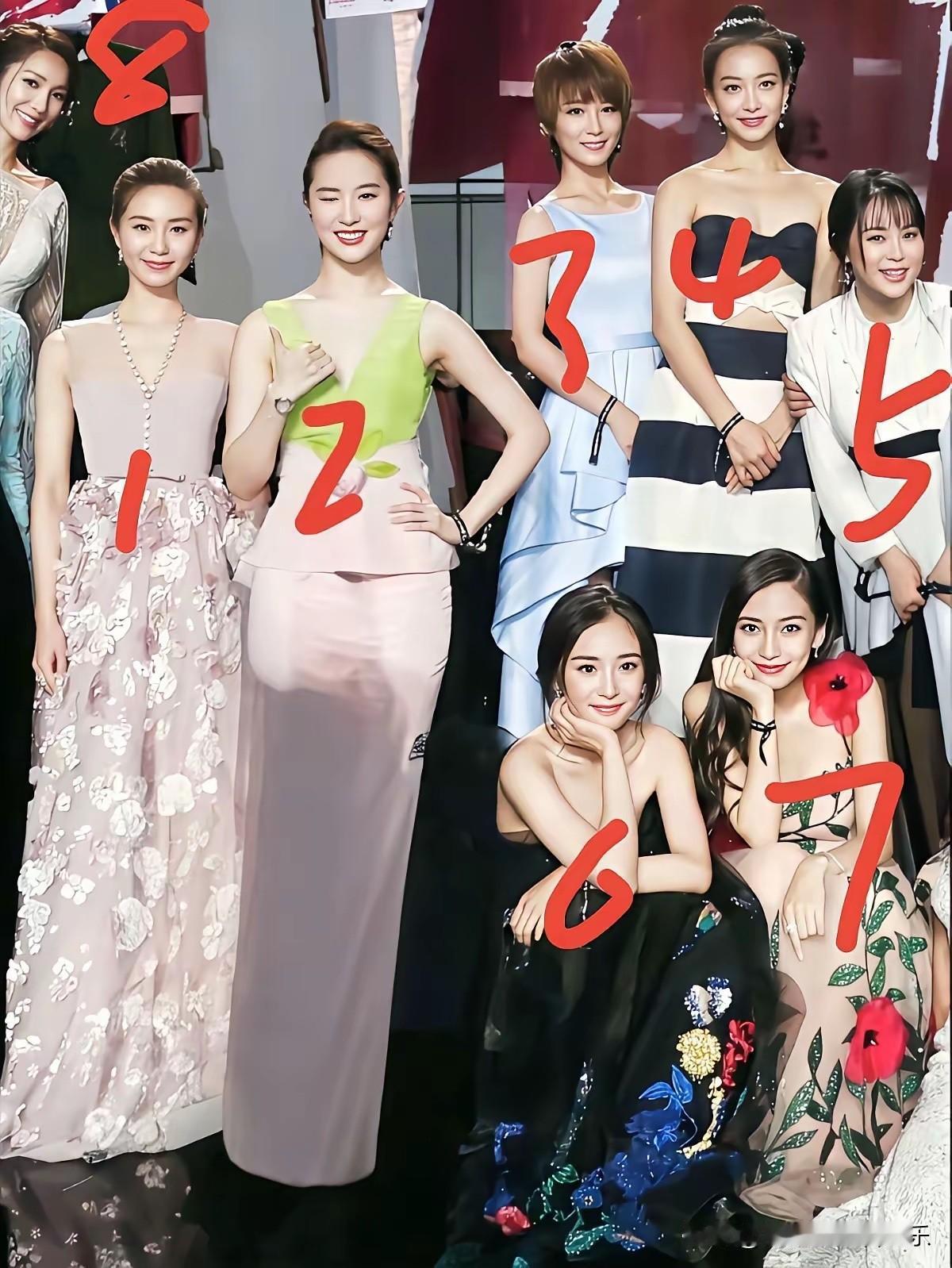 实话实说，蹲着的那两个最漂亮，也最上镜！