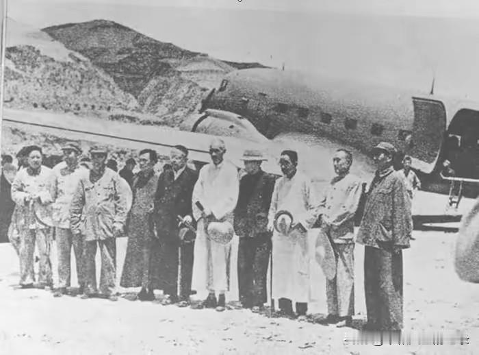 1945年，黄炎培、傅斯年等六位国民参政员访问延安，毛泽东、朱德等人在延安机场迎