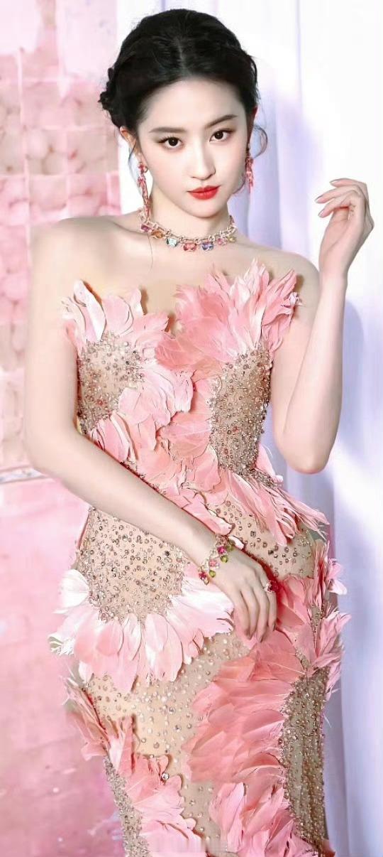 派酱安利 刘亦菲粉色露肩裙粉色露肩裙，浪漫粉裙梦幻公主，气场全开，神仙姐姐太漂酿
