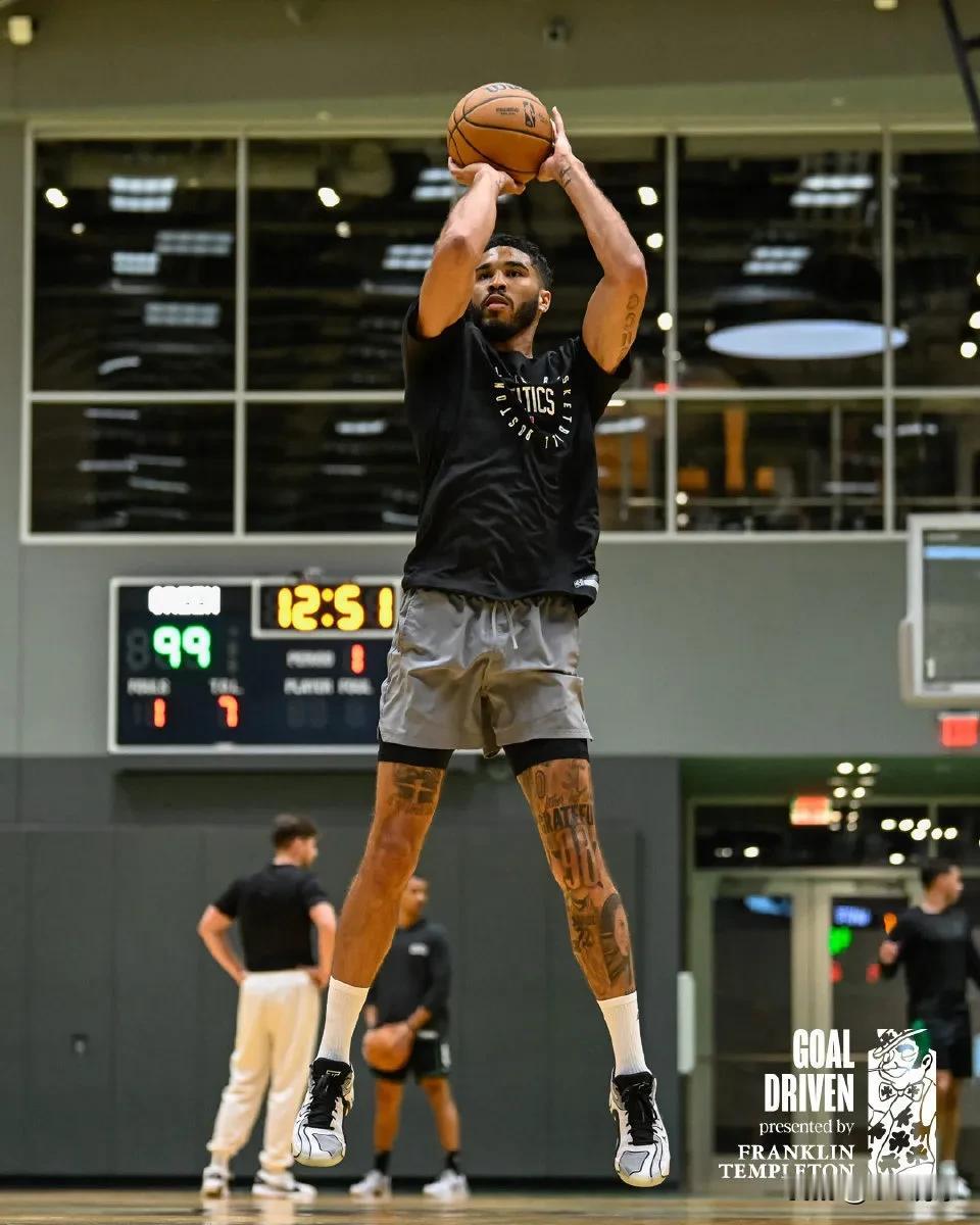奇才名宿阿里纳斯在日前播客里提到：联盟不想看到塔图姆成为NBA的门面，他们控制媒