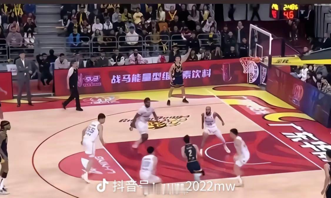 五人包夹可还行。 cba30年有你有我  广东宏远  徐杰hll[超话]  