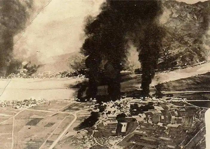 1941年，24架飞机分3批夜袭重庆，投下燃烧弹13枚，爆炸弹82枚，轰炸时间长