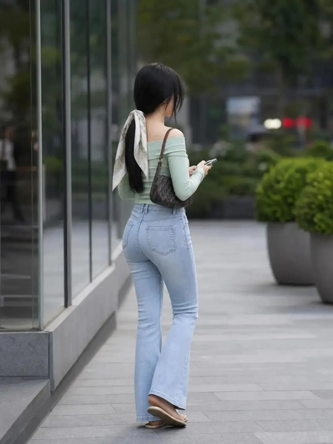 我们没有耀眼的光环，没有顺遂无忧的人生，日复一日奔波于柴米油盐、人情琐碎，肩上扛