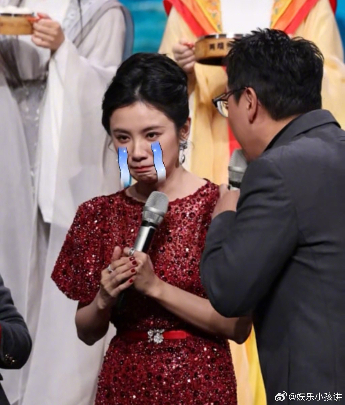 老一辈的追星方式果然淳朴 陈丽君越剧春晚遇暖心时刻！嵊州阿姨带着热乎小笼包探班，