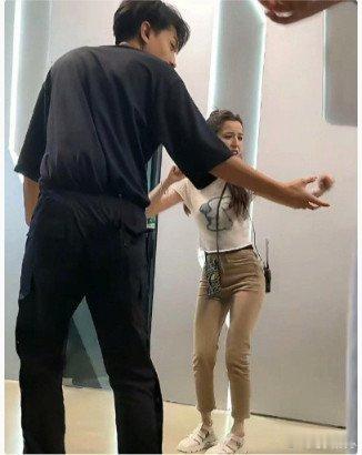 哈尼克孜居然这么小一只，有一米四吗？ 