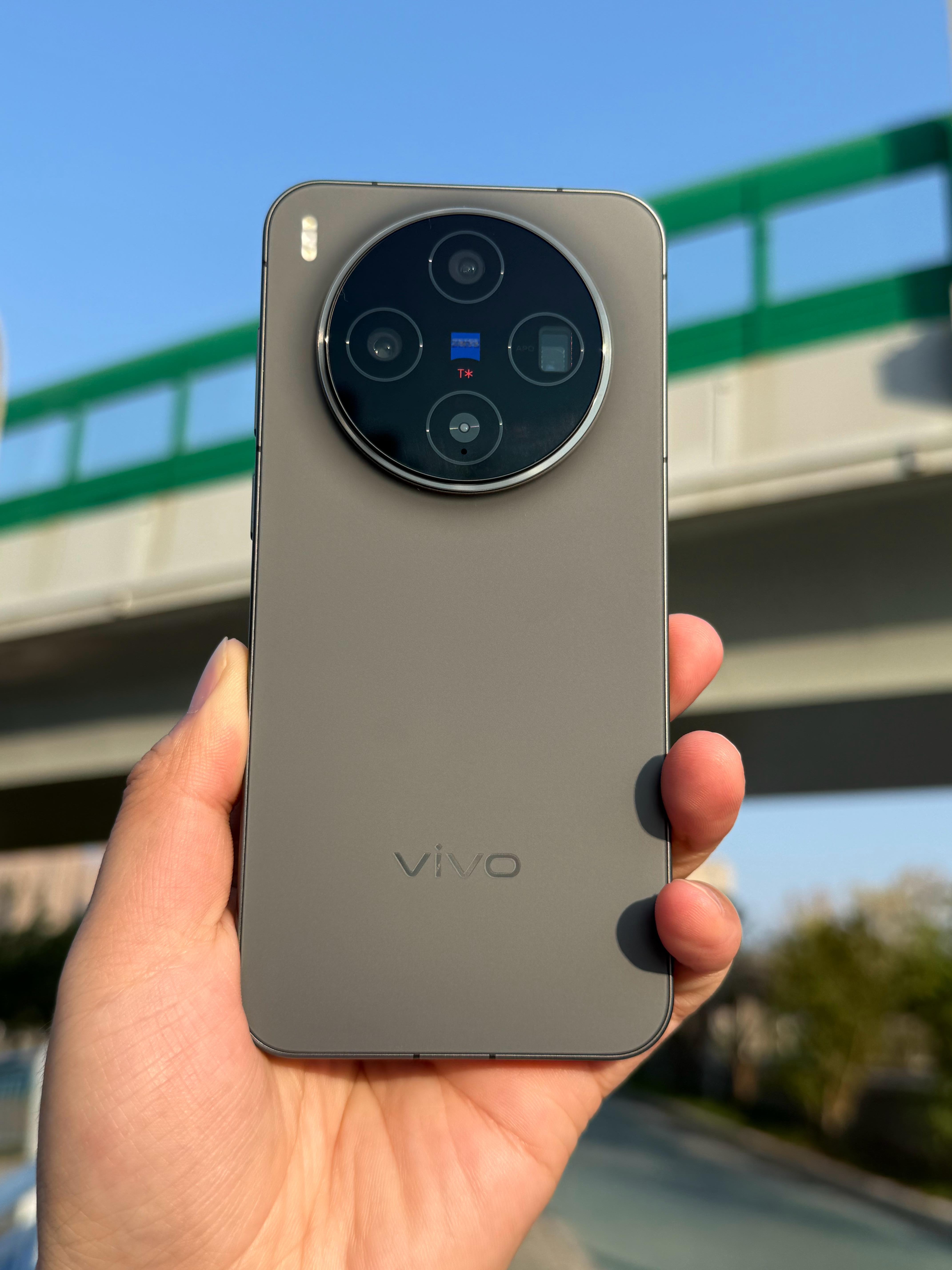 vivo X300纯粹黑，真机实拍，不用解释，大家自行感受设计细节和质感[dog