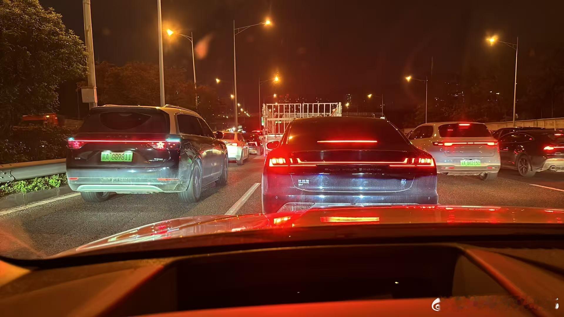 首批享五一出行福利的人已抵达 提前动身享受五一红利，首批出行游客顺利抵达景区城市
