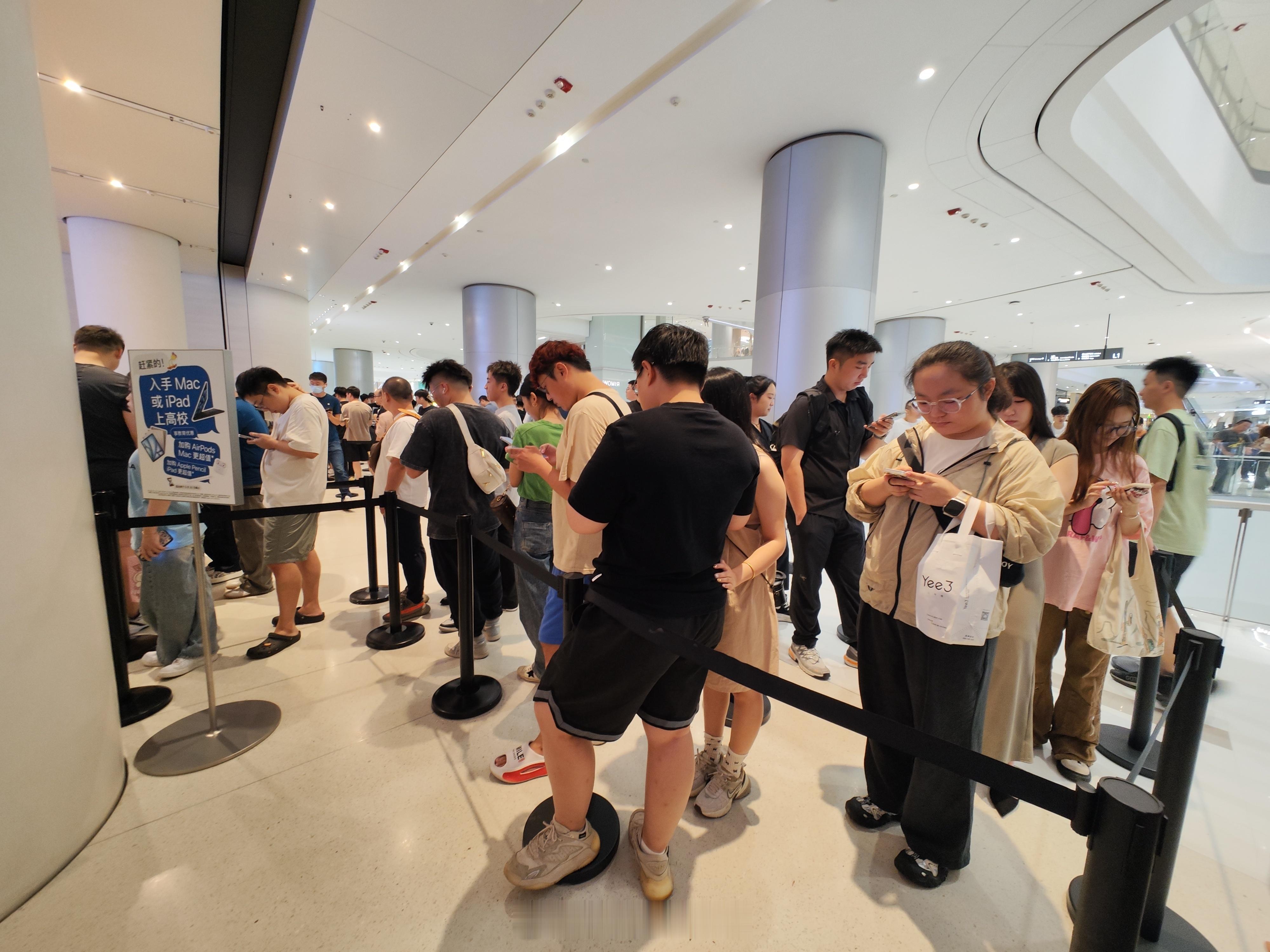 长沙 Apple  直营店巨多人，除手机之外，所有的试戴或者购买都需要排队。Ai
