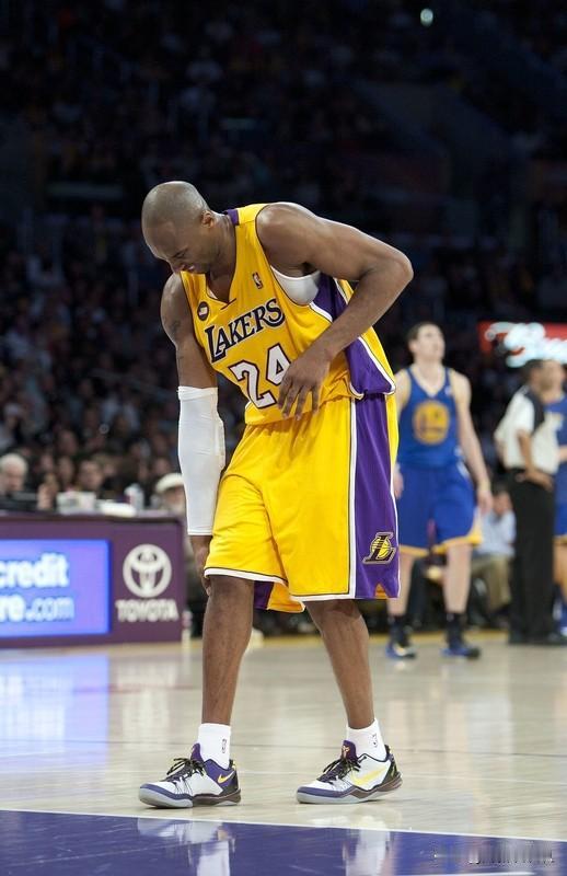 杜兰特生涯有机会超越科比吗？难！
团队荣誉上，科比有5次NBA总冠军，2009 