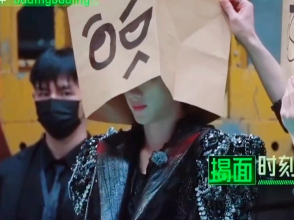 这么滑稽的头套下藏了这么张小美脸儿 