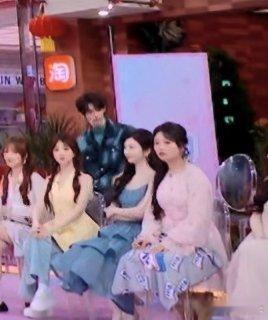 琴明宇宙 换完组姐姐适宜没事后，坐到位子上依旧盯盯