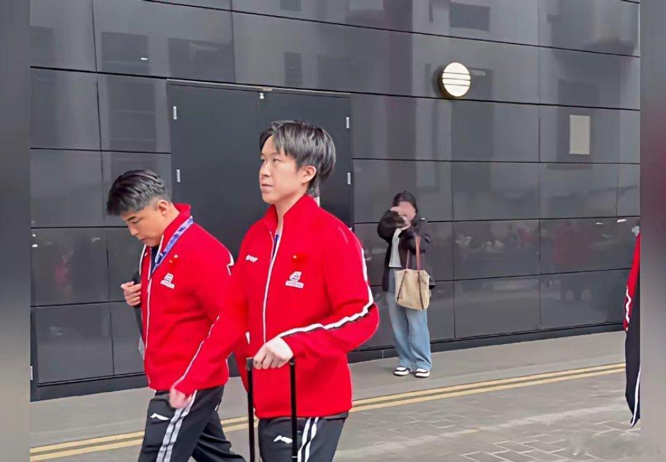 输给瑞典队后，王皓没再管林诗栋，而是和王楚钦一起走出了比赛场馆！今天淘汰赛开打，