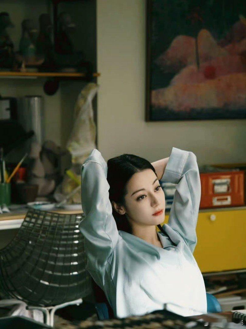 迪丽热巴不吃晚饭瘦了6斤，建模脸和身材上镜就是完美状态，瘦而不柴太自律了！ 