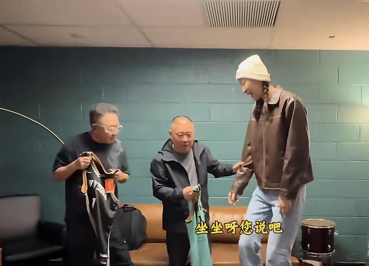 韩旭：郭老师，于老师，纽约队服，专门给您二位带的。

郭德纲：哟，这金贵啊。说你