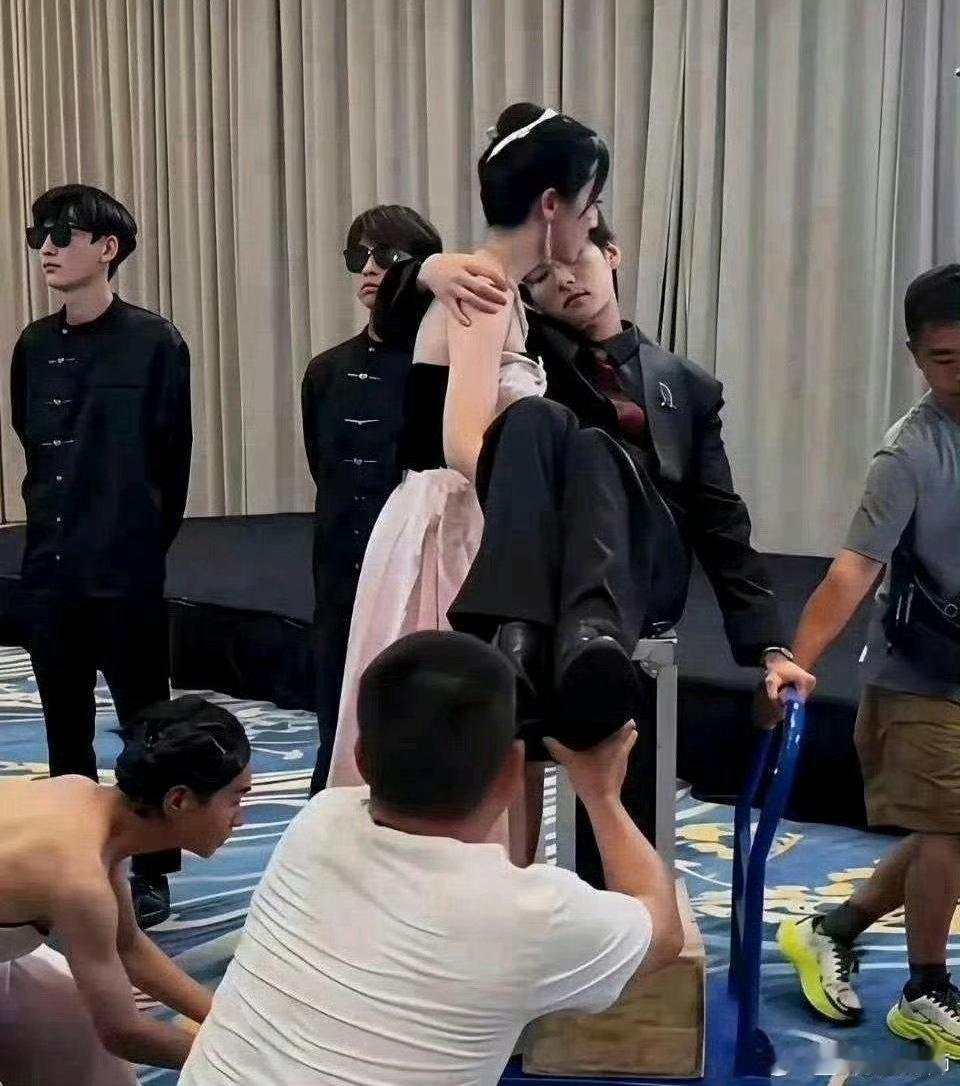 短剧里抱男主原来是这么拍的呀 