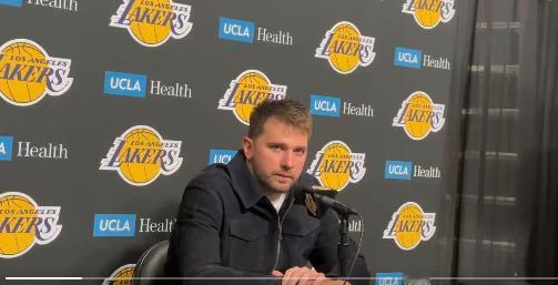 东契奇赛后谈起最后给詹姆斯传球的选择。
  记者问：比赛结束后，你和詹姆斯有过任