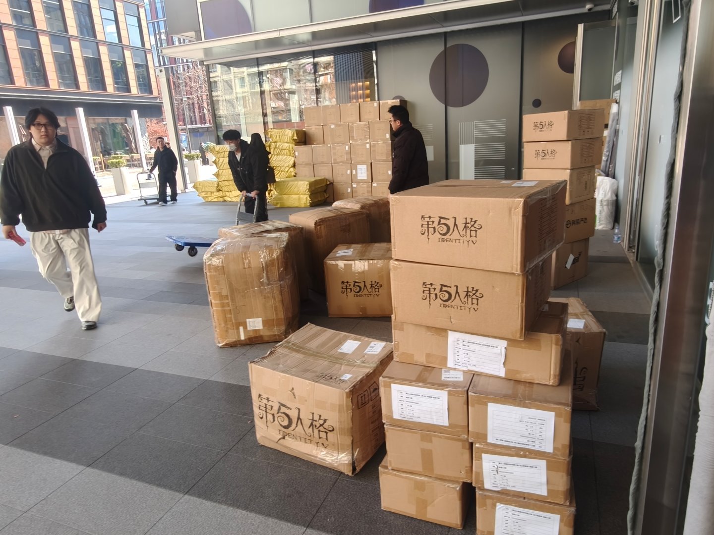 和泡泡玛特在一栋楼，楼下应该可以看到这大场面