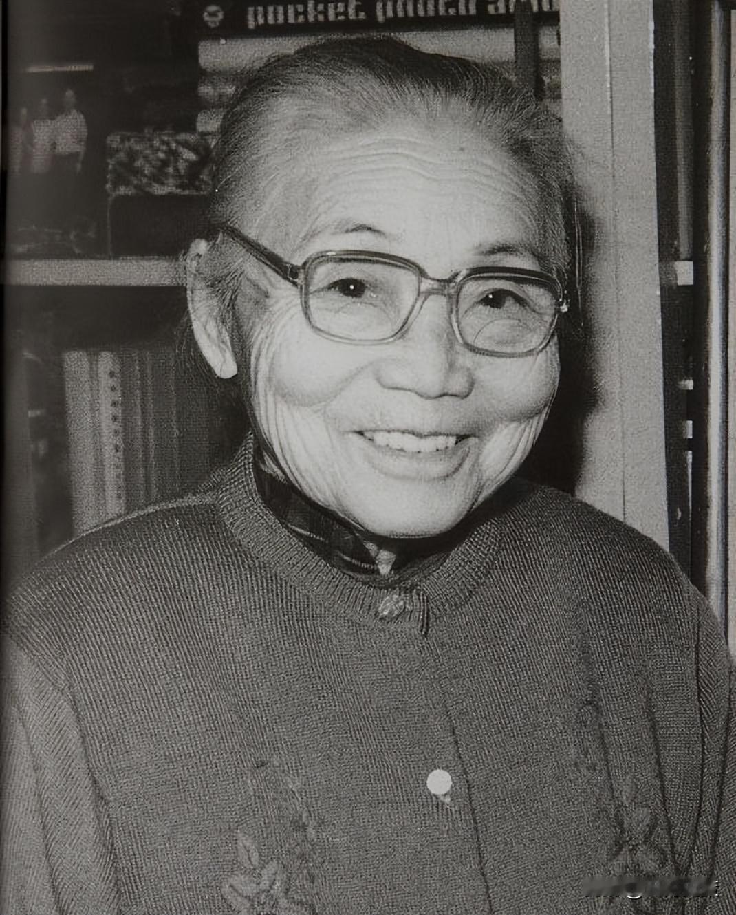 1925年，苏州豪门潘祖年病重。临终前，他支开旁人，只留下20岁的孙媳妇，厚着脸