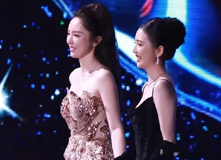 她俩常被人说像双胞胎姐妹花，
就连孩子都是好朋友呢～
董璇那富态之美，
宛如盛开