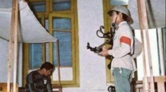 1979年，对越自卫反击战中，冯增敏带着200多人向越军投降，回国后被判10年徒