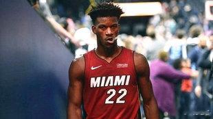 NBA常规赛，勇士主场对阵热火，吉米·巴特勒在第三节膝盖受伤。第三节还剩下7分多