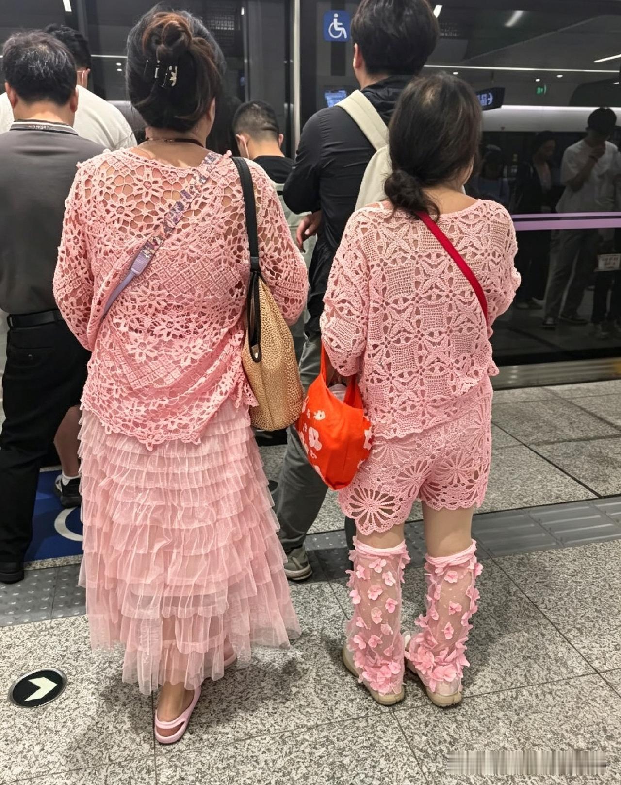 在地铁站拍到了两位阿姨，她们撞款了镂空套装，那画面极具氛围感。一位阿姨身着长裙，